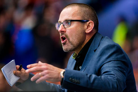 Färjestads tränare Tommy Samuelsson skriker