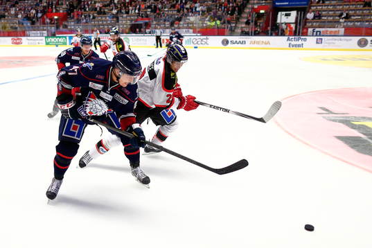 Linköpings Oscar Sundhunder ishockeymatchen i SHL mellan
