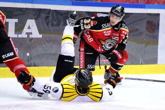 Luleås Andreas Hjelm vräker omkull Brynäs Sebastian