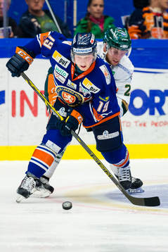 Växjös Tuomas Kiiskinen jagas av Färjestads Per Åslund