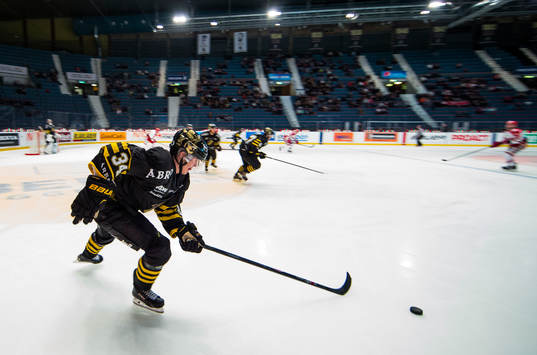 s Michael Lindqvist med pucken