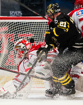 s Christian Sandberg gör 2-1 bakom Timrås målvakt Mika