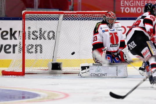 Nära mål förbi Örebros målvakt Julius Hudacek