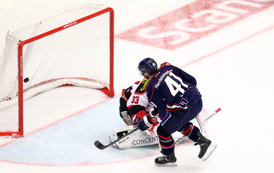 Linköpings Broc Little gör mål 1-0 på straff förbi