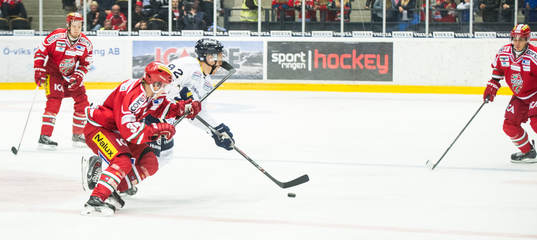 s Teemu Laine får Modos Christopher Bengtsson klubba i