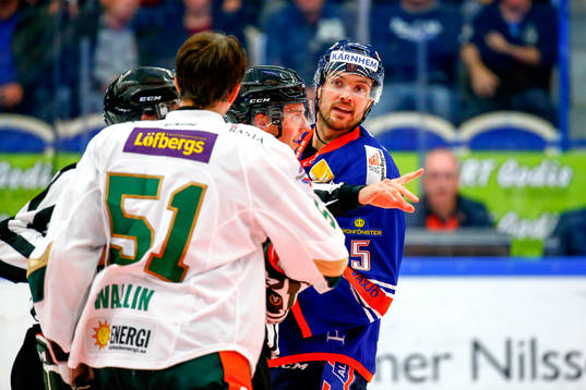 Gruff mellan Färjestads Rickard Wallin  och Växjös Noah