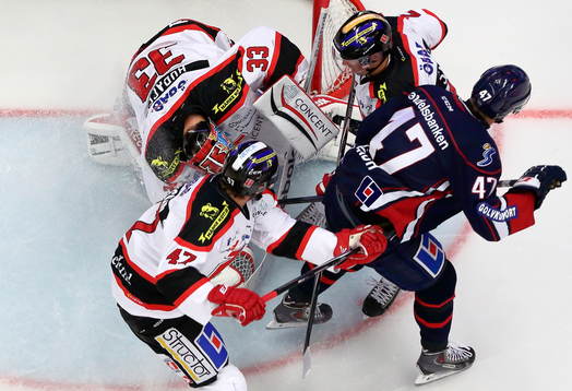 Kamp om pucken med Linköpings Anton Blomberg, Örebros
