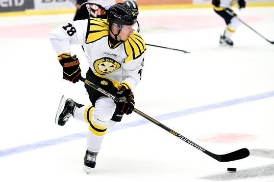 Brynäs Anton Rödin med pucken