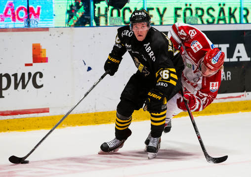 s Dennis Nordström med pucken jagandes av Timrås Ludvig