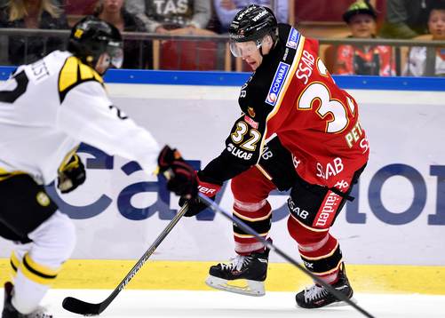 Luleås Lennart Petrell med pucken