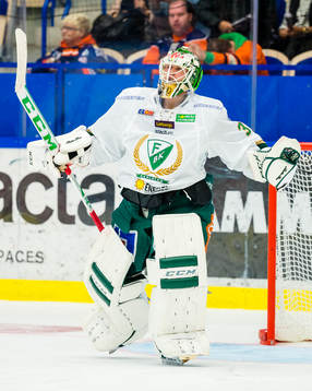 Färjestads målvakt Fredrik Petterson-Wentzel jublar