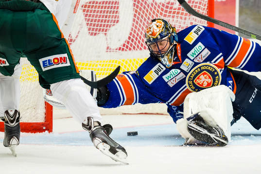 Färjestads Linus Persson gör 3-2 målet bakom Växjös