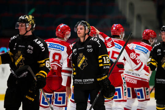 s Fredrik Hynning ser deppig ut medan han tackar Timrås