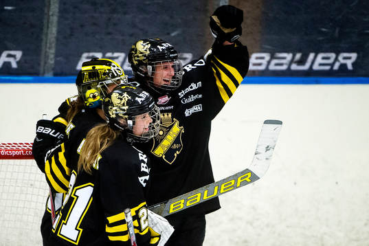 s Emmy Alasalmi (tv) och Sabina Kûller (th) jublar med