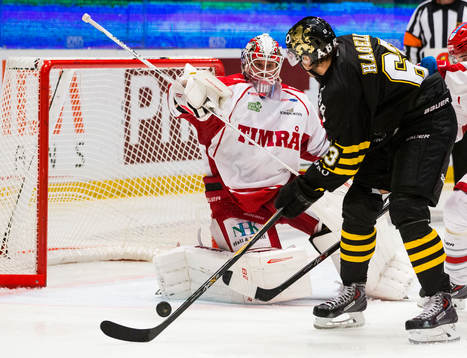 s Joakim Hagelin med pucken framför Timrås målvakt Mika