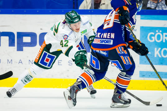 Färjestads Joakim Hillding sträcker sig