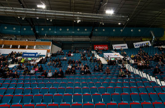 Glest mellan stolarna på läktaren i Hovet