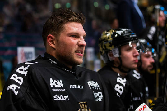 s målvakt Christian Engstrand tvingas bryta matchen och