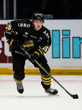 s Jonathan Andersson med pucken