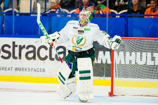 Färjestads målvakt Fredrik Petterson-Wentzel jublar