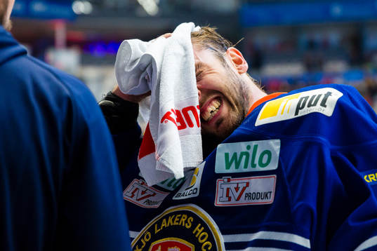 Växjös målvakt Cristopher Nihlstorp grinar illa