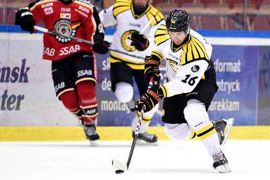Brynäs Oscar Eklund med pucken