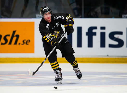 s Ryan McKiernan med pucken