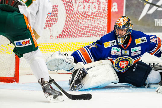 Färjestads Linus Persson gör 3-2 målet bakom Växjös
