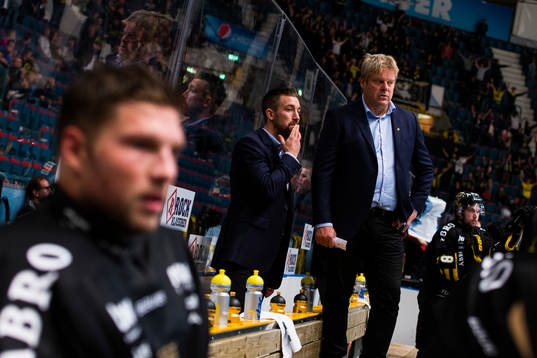 s målvakt Christian Engstrand i förgrunden samt AIK:s