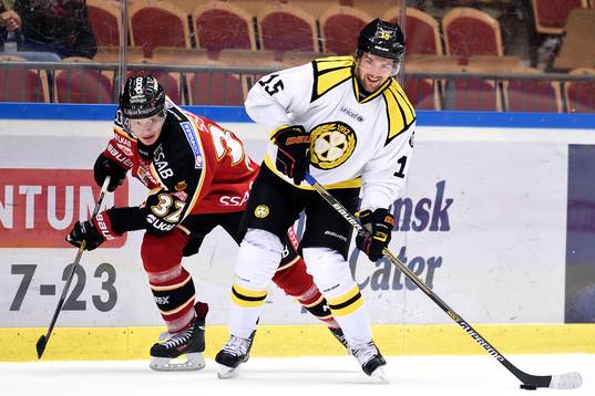 Brynäs Simon Bertilsson med pucken