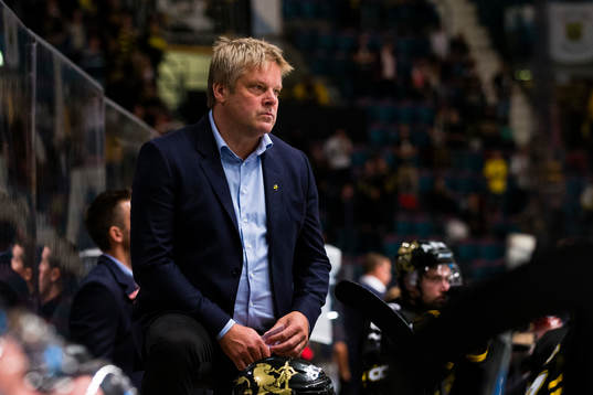 s tränare Thomas Fröberg ser bekymrad ut