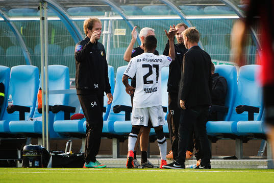 Häckens Nasiru Mohammed jublar med tränarna