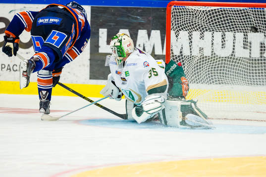 Växjös Nick Johnson sätter en straff bakom Färjestads