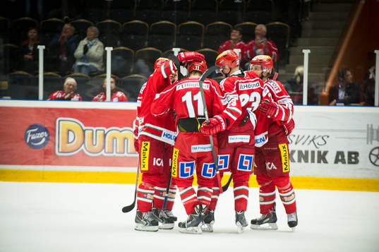 Modos Mattias Ritola gratuleras av Simon Önerud Joonas