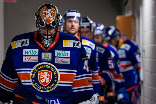 Växjös målvakt Cristopher Nihlstorp på väg ut till