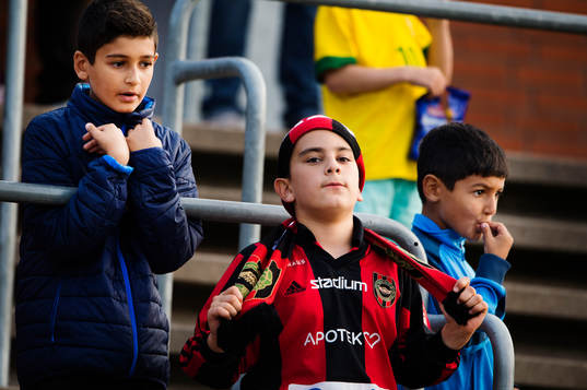 En ung Brommapojkarna supporter deppar på läktaren