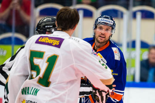 Gruff mellan Växjös Noah Welch och Färjestads Rickard