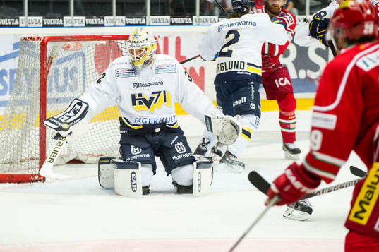 s målvakt Gustaf Wesslau räddar pucken