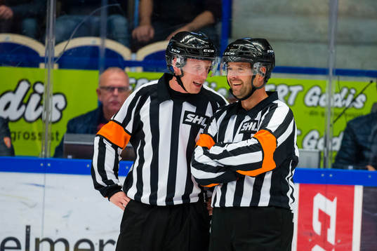 Domare Mikael Holm (t v) och Domare Patrik Sjöberg (t h)