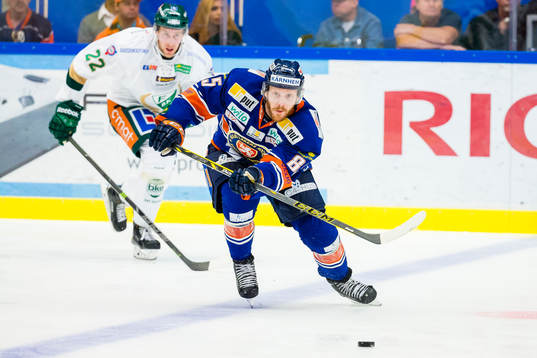 Växjös Liam Reddox jagas av Färjestads Per Åslund