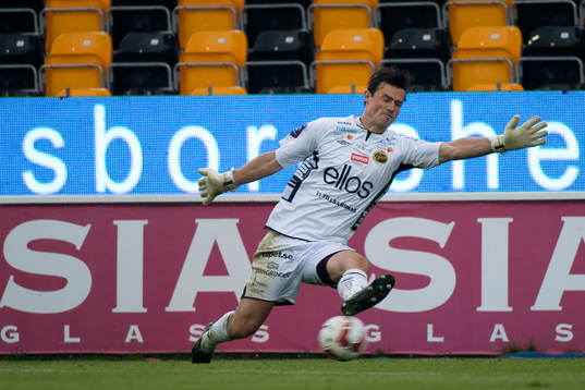 Mjällbys David Löfquist (ej på bilden) gör 1-0 målet
