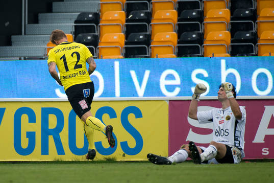 Mjällbys David Löfquist jublar och Elfsborgs målvakt