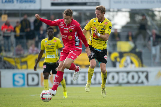 Elfsborgs Jon Jönsson och Mjällbys Christian Wilhelmsson