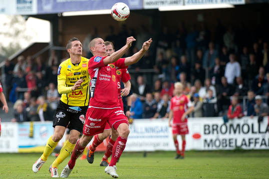 Mjällbys Kristian Haynes jagar Elfsborgs Anton Lans