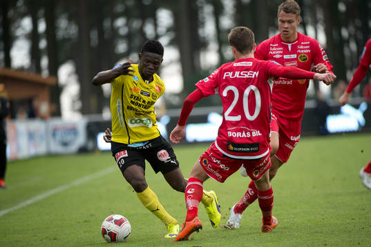 Mjällbys Kwame Bonsu driver bollen förby Elfsborgs Adam