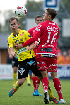 Elfsborgs Viktor Claesson försöker stoppa Mjällbys