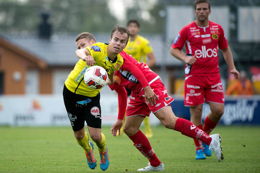 Elfsborgs Viktor Claesson försöker stoppa Mjällbys