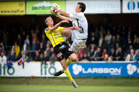 Mjällbys Joel Enarsson  och Elfsborgs målvakt Kevin Stuhr