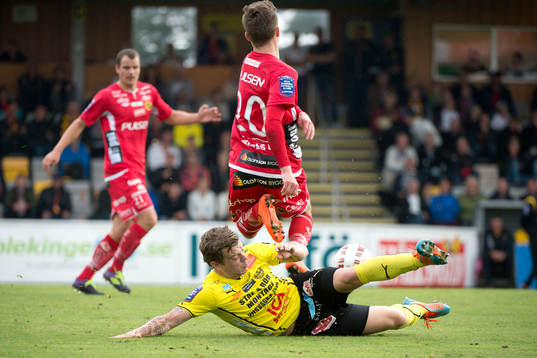 Mjällbys Viktor Nilsson rensar framför Elfsborgs Adam