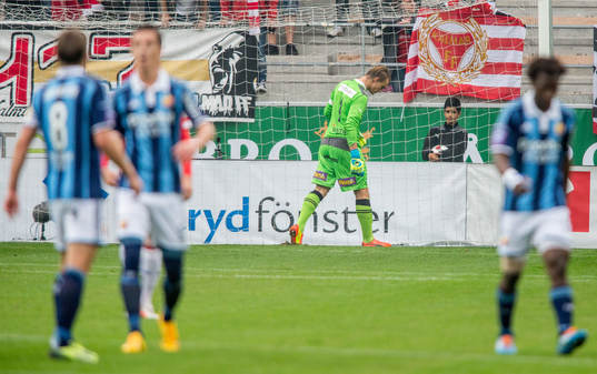 Kalmars målvakt John Håkansson  deppar